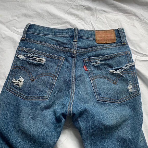 Levis Wedgie Fit Ankle Distressed Medium Wash Jeans - Picture 1 of 3